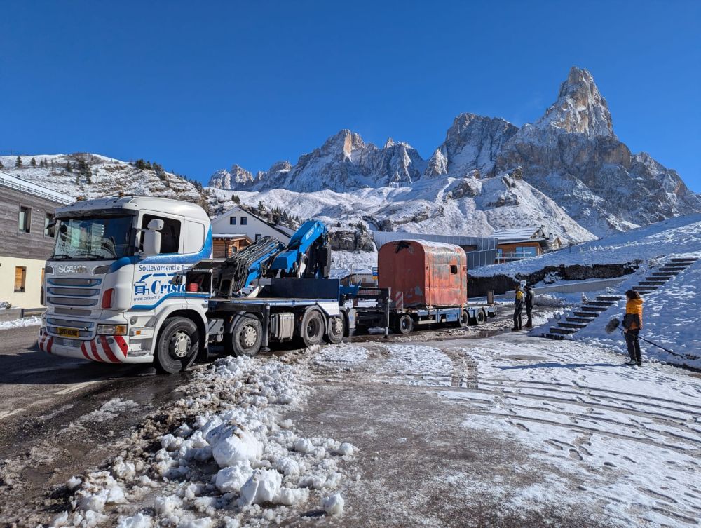 Il bivacco Fiamme Gialle in partenza da Passo Rolle @ Gabriele Tisi