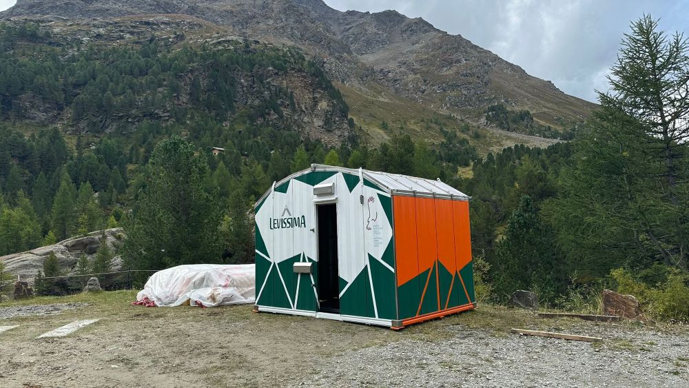 Il bivacco Meneghello prima di essere trasportato ai 3.300 metri del Colle degli Orsi