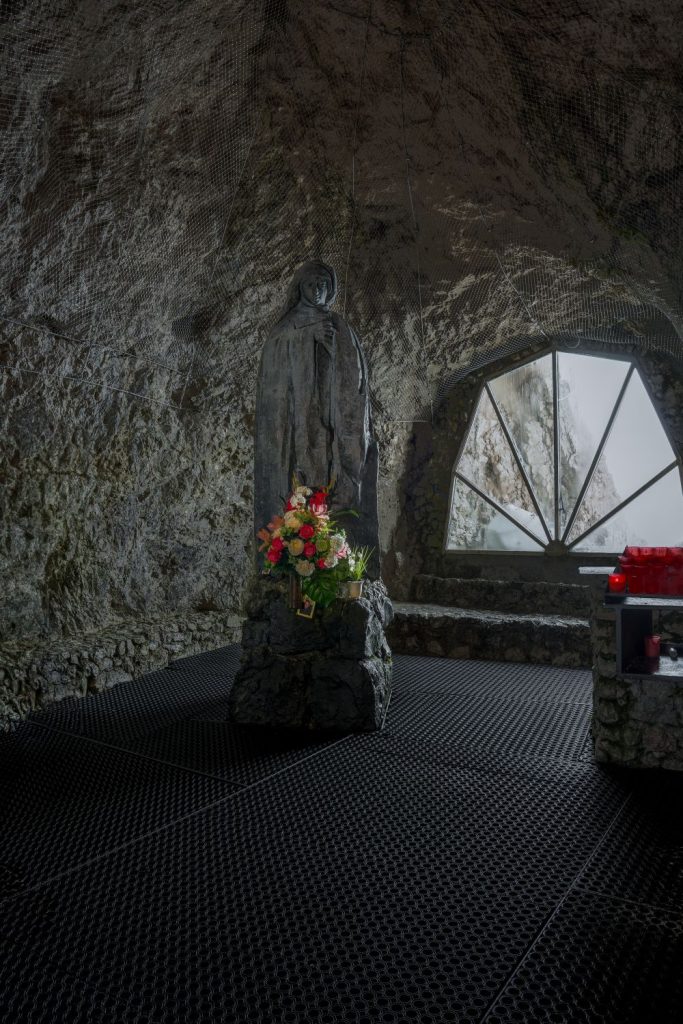 La Regina delle Dolomiti, custodita in una grotta presso la vetta della Marmolada