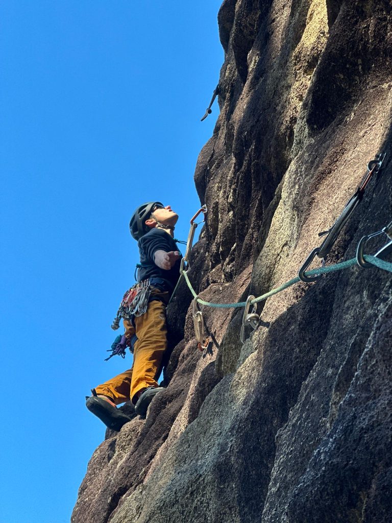 Le prese rotondeggianti da accarezzare su questo granito compatto (foto V. Scarpa)