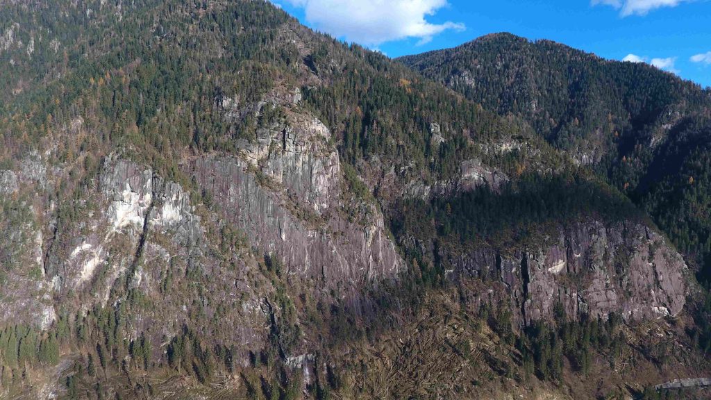 Monte Turgiòn e le strutture di granito che incombono sulla Valle Vanoi (foto A. Conz)