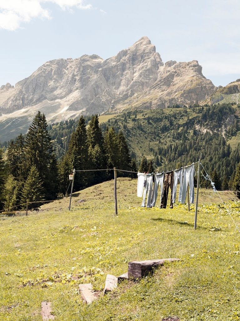 Panni stesi con vista sul Monte Civetta a malga Staulanza, Val di Zoldo. Foto Manuel Cicchetti
