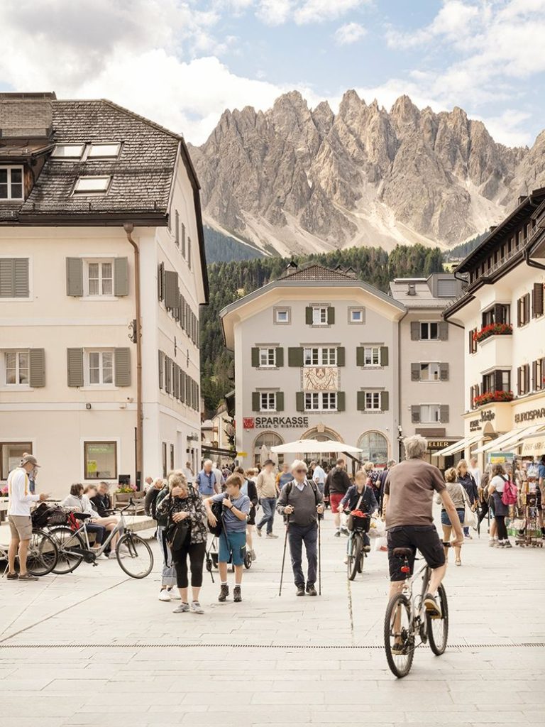 Un sabato a San Candido con vista sul Monte Baranci. Foto Manuel Cicchetti