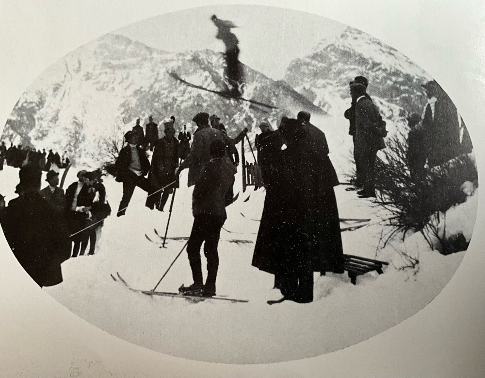 1907, una delle prime gare di salto a Cortina (da da Guido Oddo, Il libro dello sci , Arnoldo Mondadori, 1975)