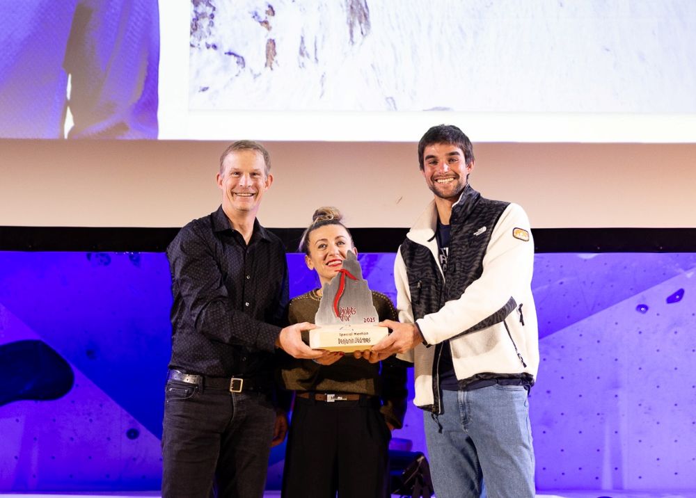 Benjamin Védrines e Steve House durante la cerimonia di premiazione dei Piolets d