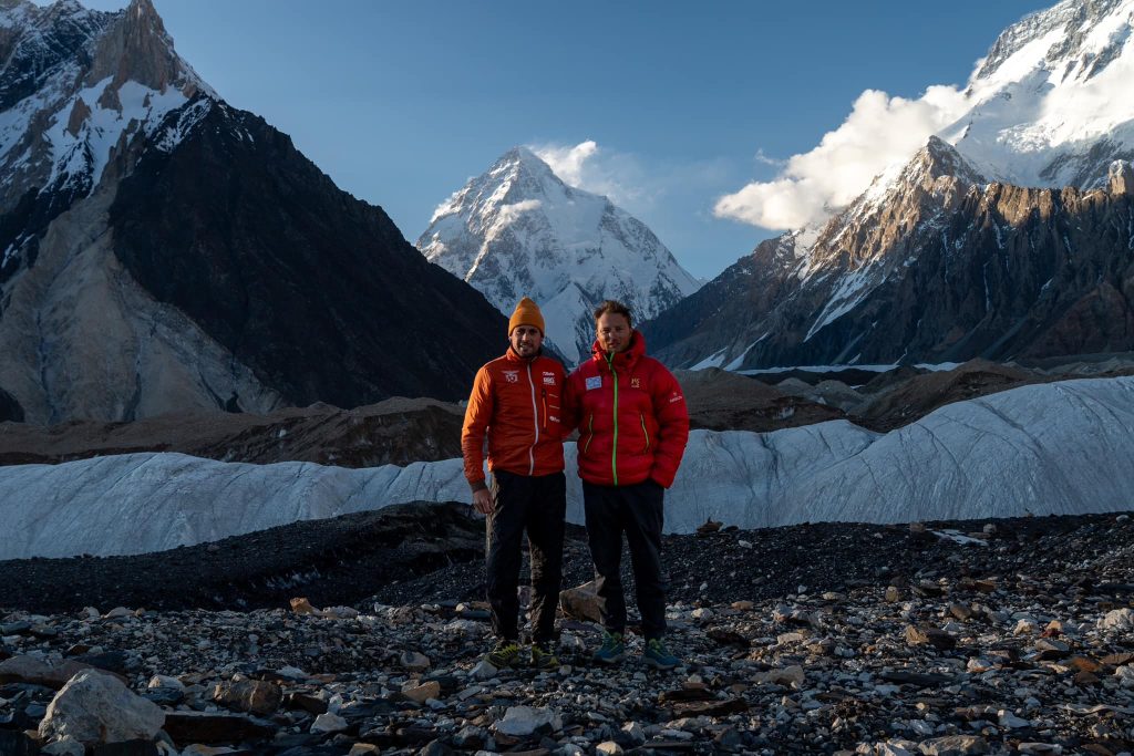 Federico Secchi e Marco Majori ai piedi del K2 @ Ettore Zorzini