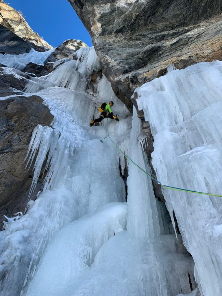 François Cazzanelli in azione su una cascata. Archivio Cazzanelli-Grivel