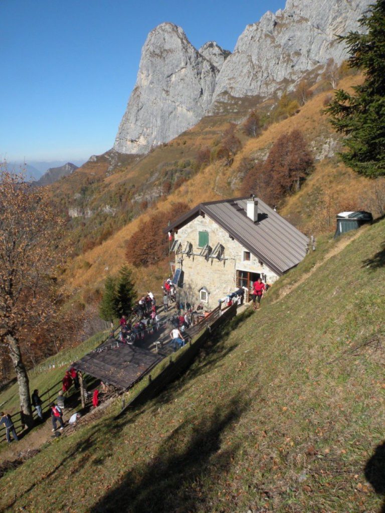 Il Rifugio Elisa con sullo sfondo il Sasso Cavallo