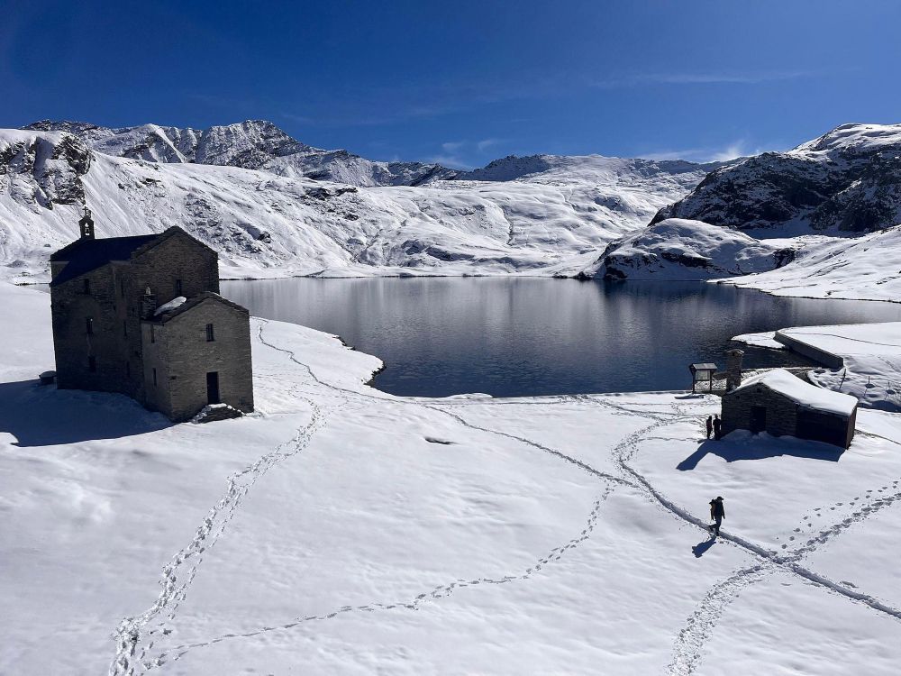Il santuario e il lago accanto al rifugio Miserin