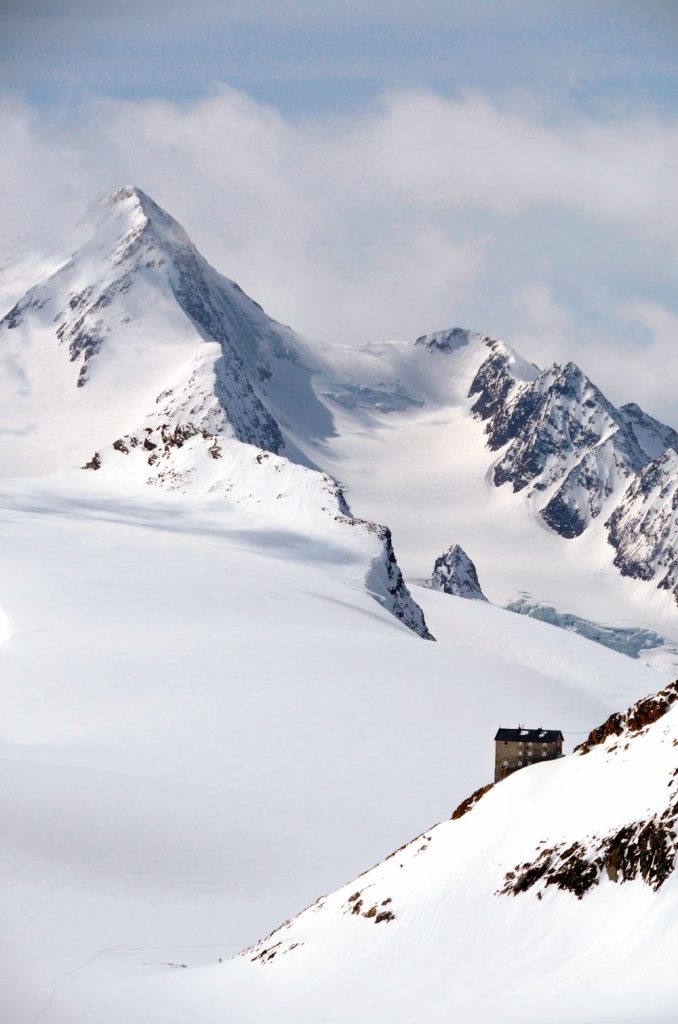 La Brandeburger Haus (3277 m). Sullo sfondo la dorsale nord della Palla Bianca @ Leon Werdingler- Alamy