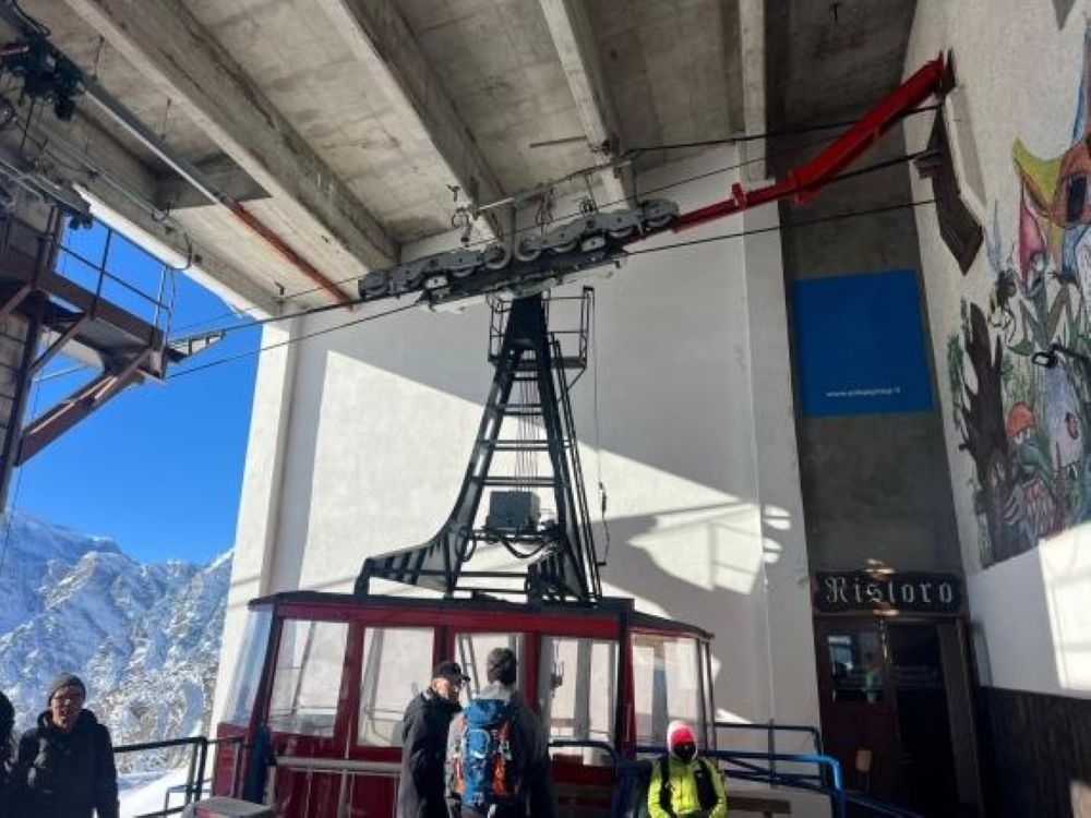 La cabina della funivia al Monte Moro