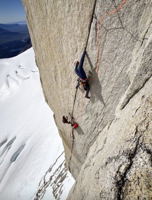La via segue un sistema di crepe sulla parete est di Fitz Roy. Foto Tomas Odell
