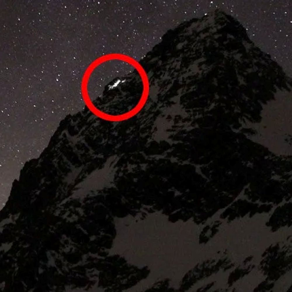 Le frontali dei due alpinisti sotto la vetta del Grossglockner