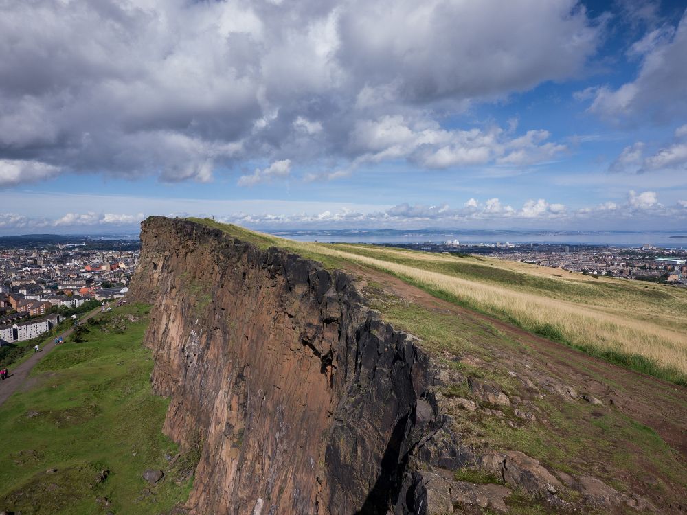 Salisbury Crags, il costone roccioso sopra Edinburgo teatro della salita di Lucy Smith e Pauline Ranken nel 1908 @ Wikipedia