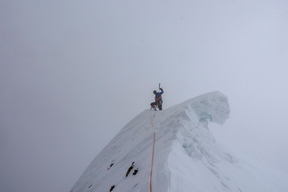 Aleš Česen sulla vetta del G III. Foto Tom Livingstone