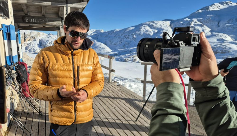 Benjamin Védrines impegnato nelle interviste al Rifugio Rosetta, durante gli scorsi Piolets d