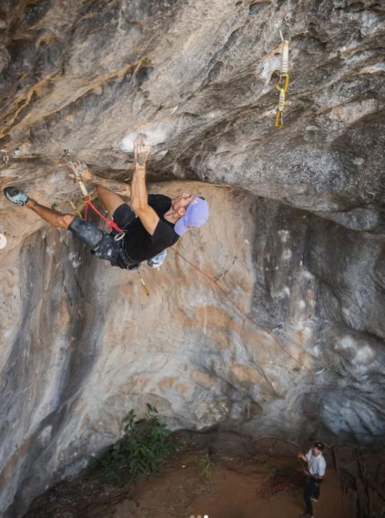 Felipe Camargo durante la salita su Abaporu @felipe.camargo