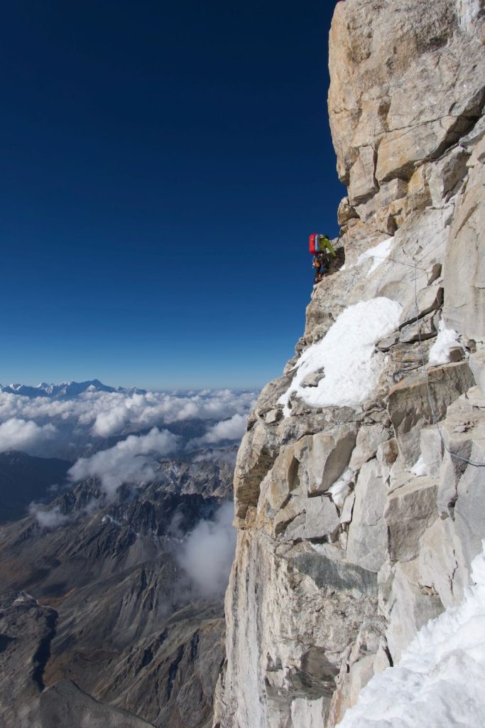 Spencer Gray guida il primo passo del muro di testa di Kaqur Kangri, a 6.500 metri sulla sud-ovest della montagna. Foto Ryan Griffiths