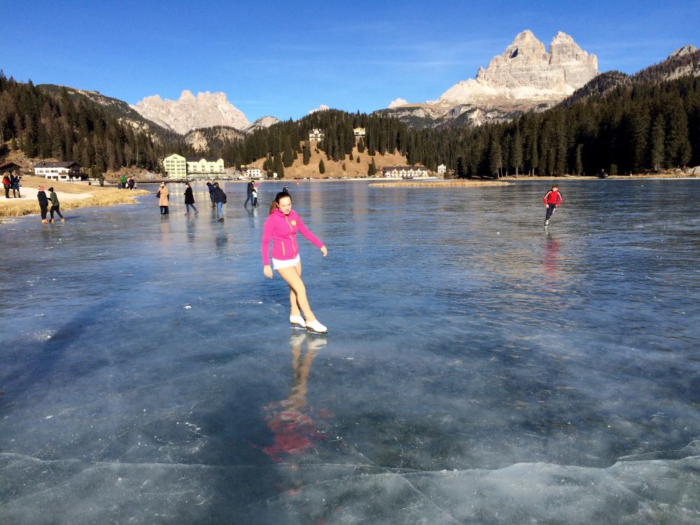 Con i pattini sul Lago di Misurina prima delle nevicate. Foto Massimo Spampani
