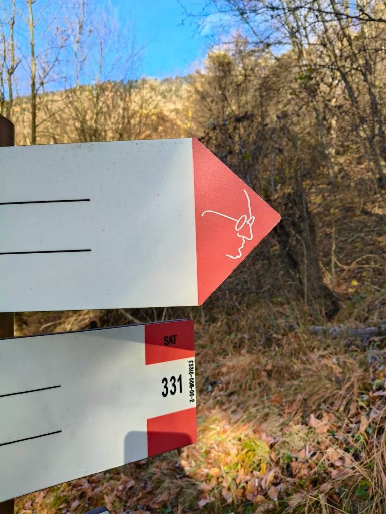 Il profilo dello statista sui segnavia.@ Fondazione Trentina Alcide De Gasperi