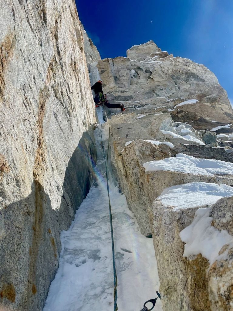 Ryan Griffiths verso il muro superiore del Kaqur Kangri a circa 6.700 metri di quota. Foto Spencer Gray
