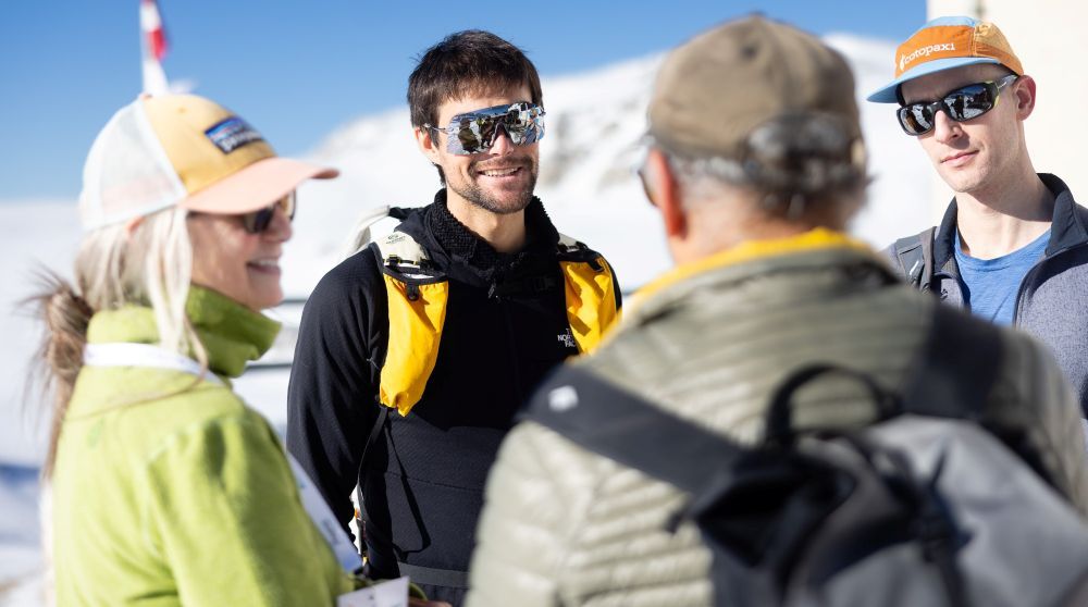 Benjamin Védrines mentre conversa con Spencer Gray, altro premiato ai Piolet d