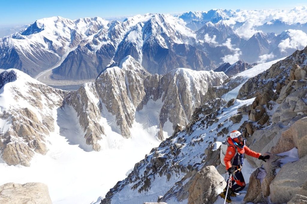Kenro Nakajima si avvicina alla cima del Tirich Mir attraverso la parete nord, nel 2023 (foto di Kazuya Hiraide)