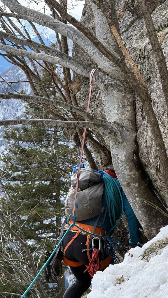 Non senza la protezione della corda negli attraversamenti più esposti (foto A. Marzi)
