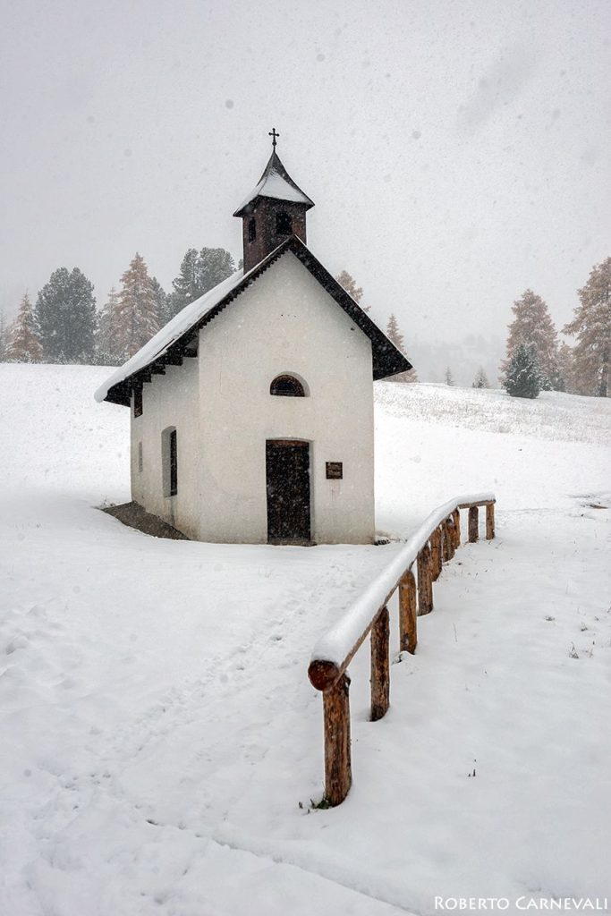 Una cappella ai margini del percorso. Foto Roberto Carnevali