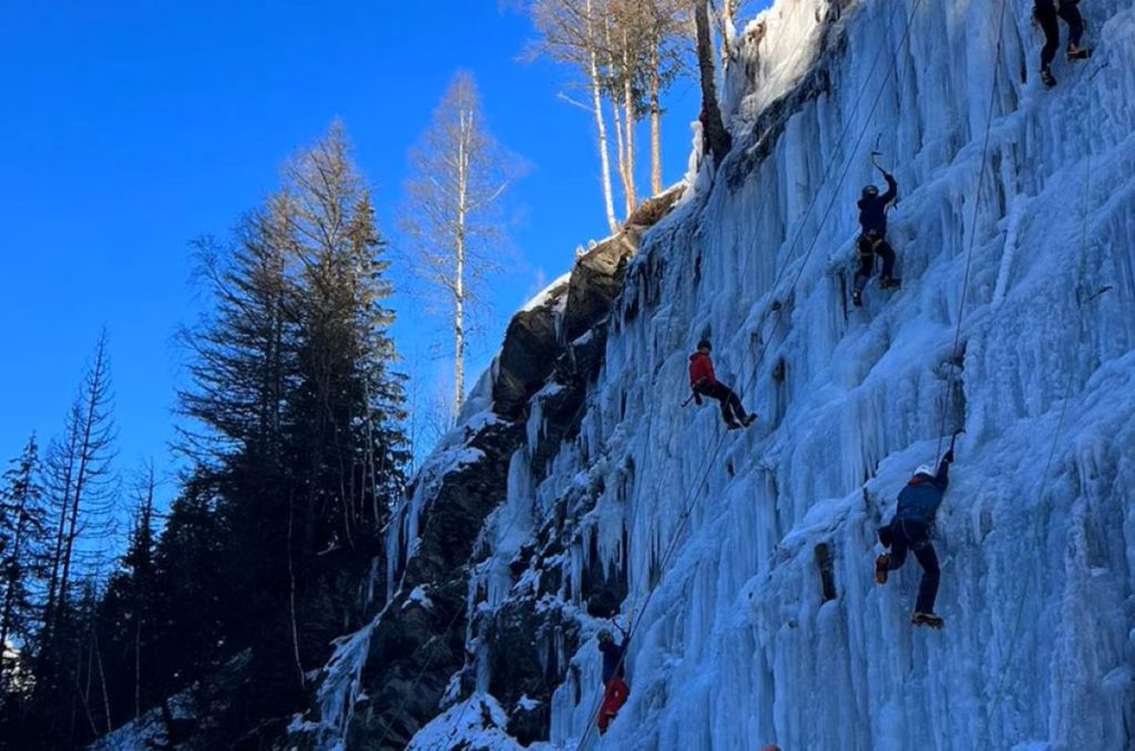 A scuola di ice climbing. Foto Marco Farina