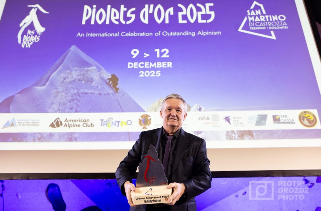 Alexander Odintsov con il premio appena ritirato, foto Piotr Drożdż - Piolets d'Or