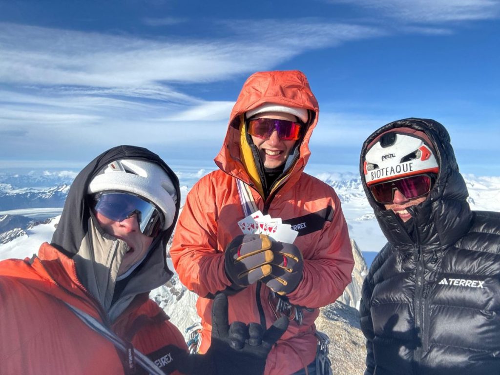 Bauti Gregorini, Tomas Odell e Pedro Odell mostrano la loro Royal Flush (la scala reale) sulla vetta. Foto Pedro Odell