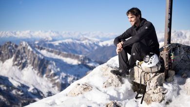 Benjamin Védrines seduto alla croce di vetta di Cima Rosetta (foto di Piotr Drożdż)