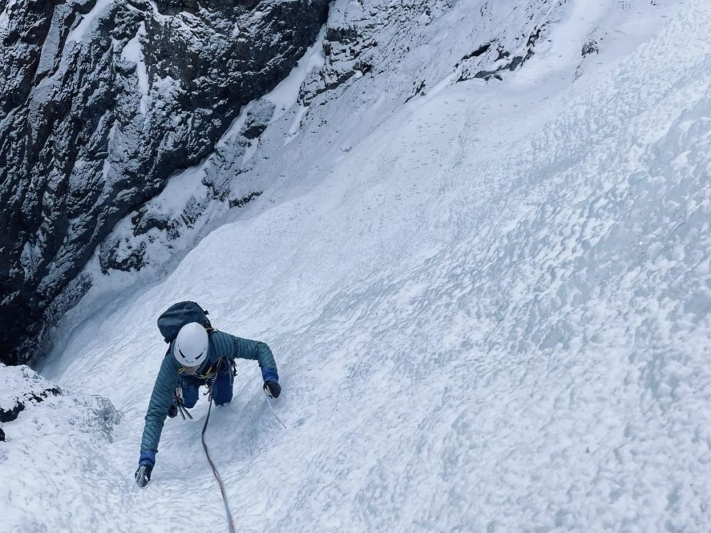 Dedicare tempo vivo all'ascolto, del ghiaccio sotto i colpi delle picche e dei processi del proprio pensiero (foto M. Comi)