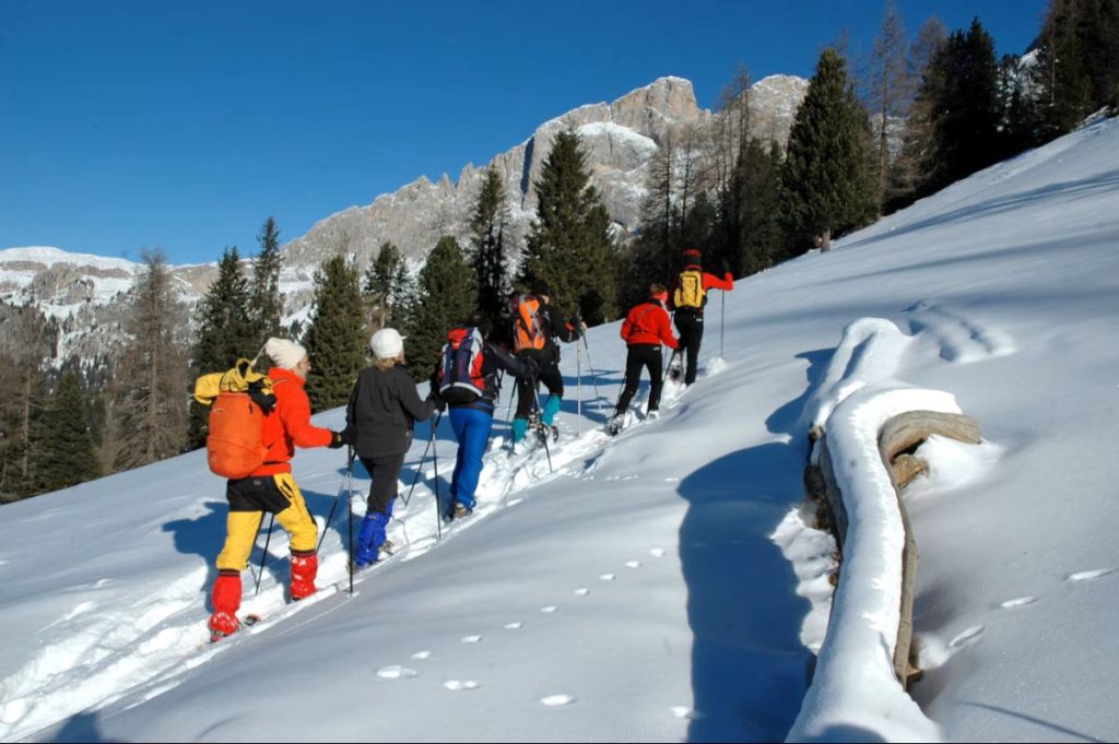 Escursione con le ciaspole. Dalle prossime settimane anche gli Accompagnatori di Media montagna potranno guidarle