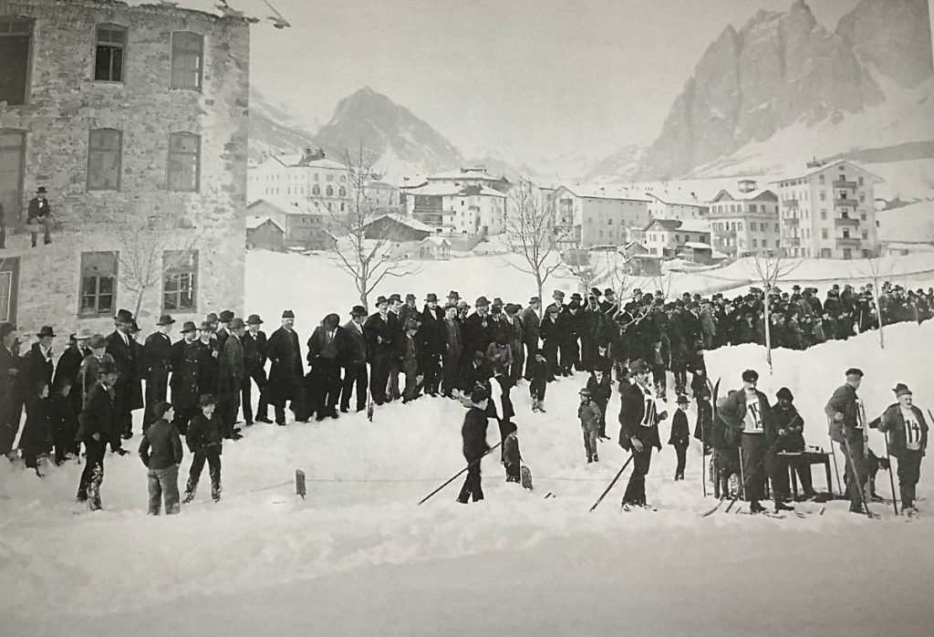 Febbraio 1901. La prima gara di sci in Ampezzo (da Cent'anni di sci, tipografia Print House Cortina d'Ampezzo, 2003)