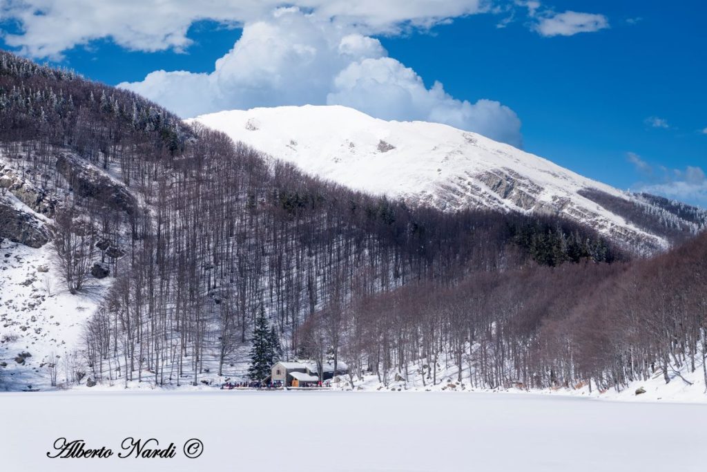 Il Lago Santo parmense (1508 m) con il Rifugio Mariotti e, alle spalle, il Monte Orsaro. Foto Alberto Nardi