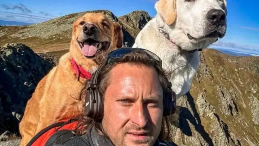 Karol Brożek, l'escursionista scomparso, con i suoi due cani