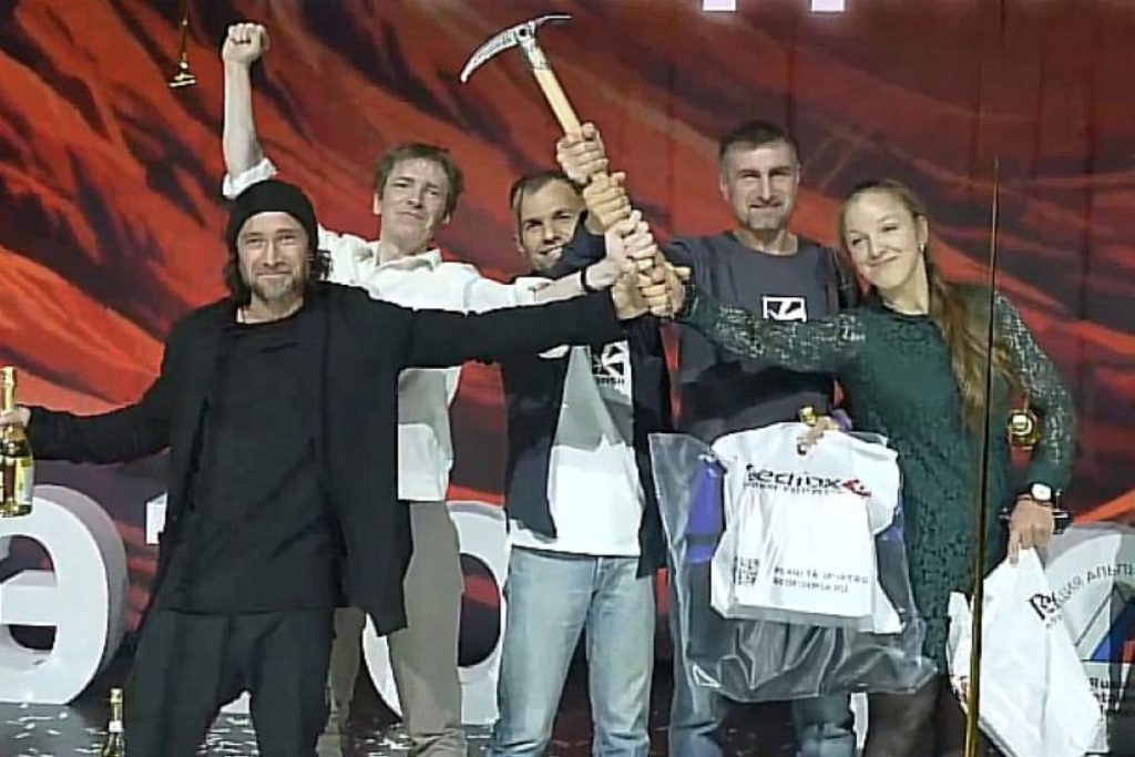 La consegna del Piolet d'or russo ai protagonisti della salita sulla parete sud-ovest del Manaslu @mountain.ru