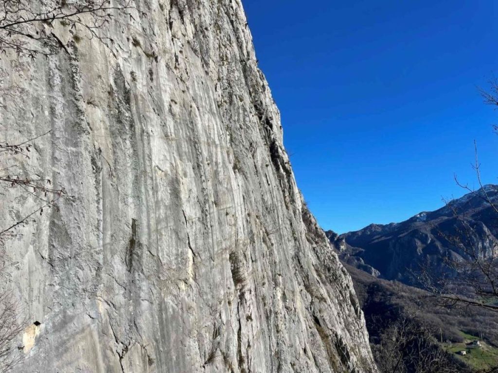 La parete a specchio si accende di luce (foto M. Comi)