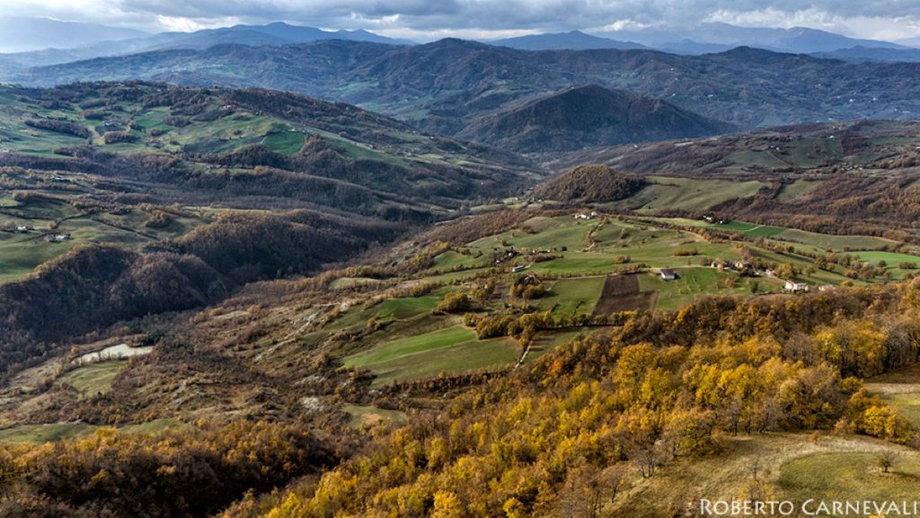 La vista dall'itinerario verso l'Alto Appennino. Foto Roberto Carnevali
