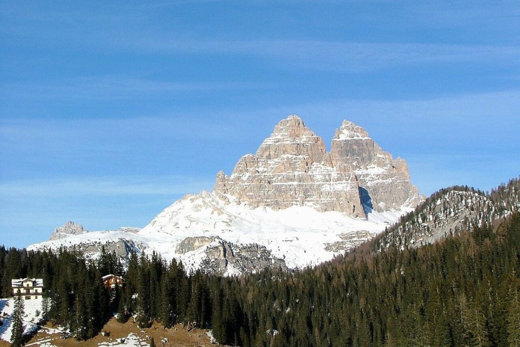 Le Tre Cime di Lavaredo da Misurina, uno dei simboli delle Dolomiti @ Wikipedia