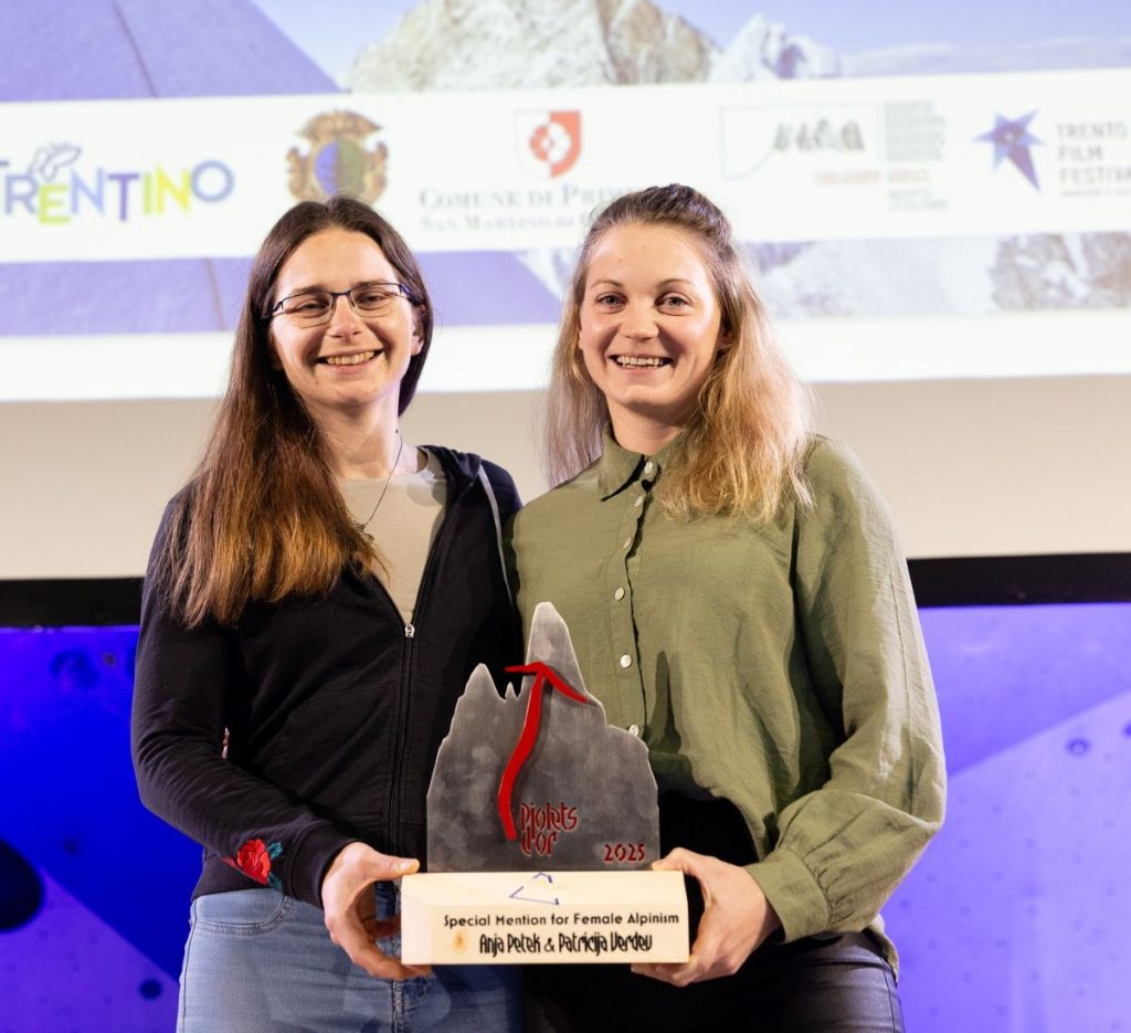 Patricija Verdev (a sinistra) e Anja Petek con il loro Piolet d'Or @Piotr Drożdż