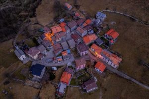 Tramonto su Erbonne, il paese della Valle d'Intelvi popolato solo da quattro persone. Tutte donne. Foto Maurizio Moro - Valle Intelvi Turismo