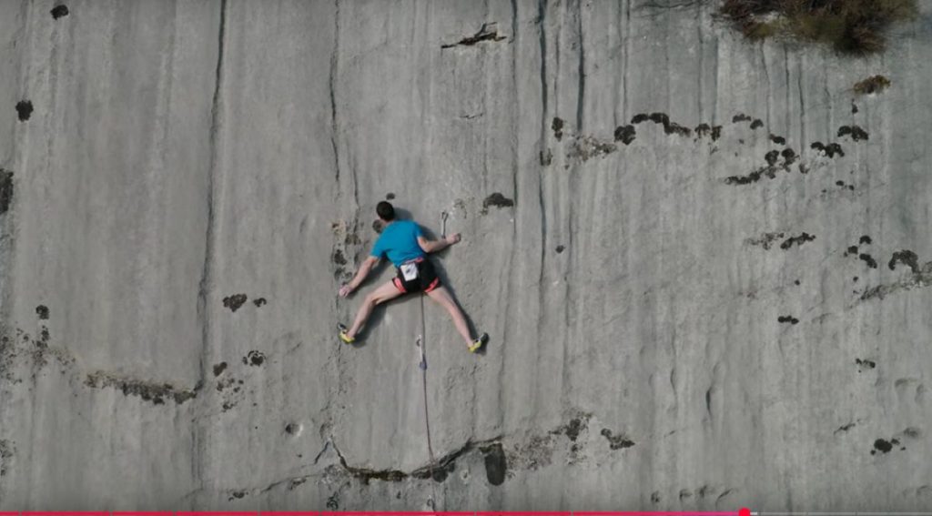 Un'immagine dal video realizzato durante la salita di Adam Ondra su Niobe, ad Arco