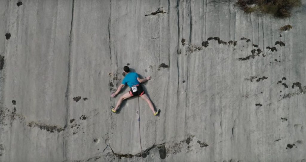 Un'immagine dal video realizzato durante la salita di Adam Ondra su Niobe, ad Arco