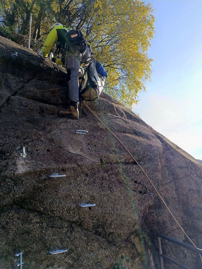 Durante la preparazione della ferrata Cinzanino. Foto Cristian Candiotto