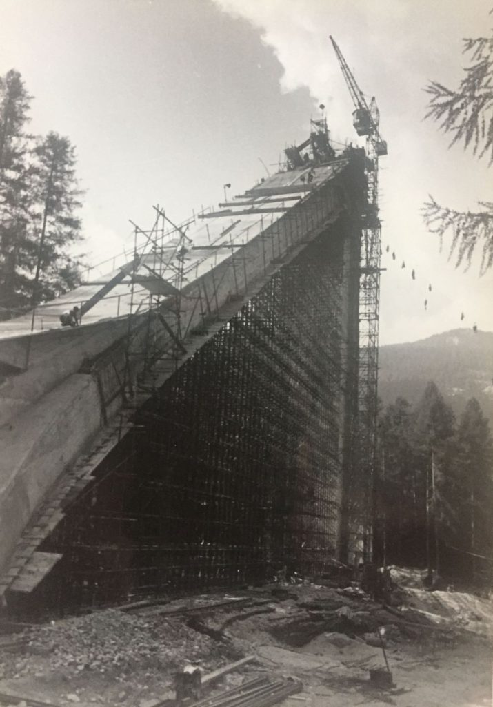 Il Trampolino Italia in costruzione , 1955 ( da Gabriele Bee e Mattia Menardi, tesi di laurea)