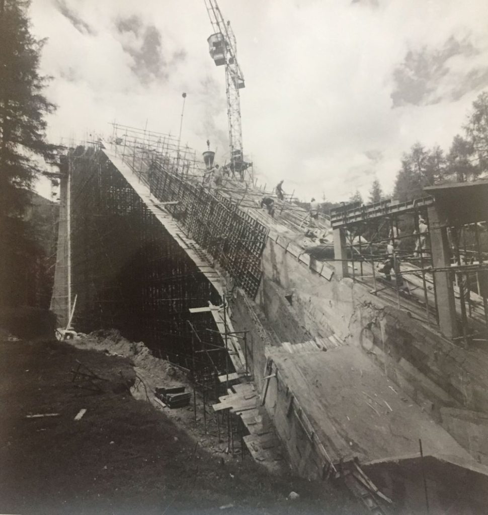 Il Trampolino Italia in costruzione nel 1955 ( da Gabriele Bee e Mattia Menardi, tesi di laurea)