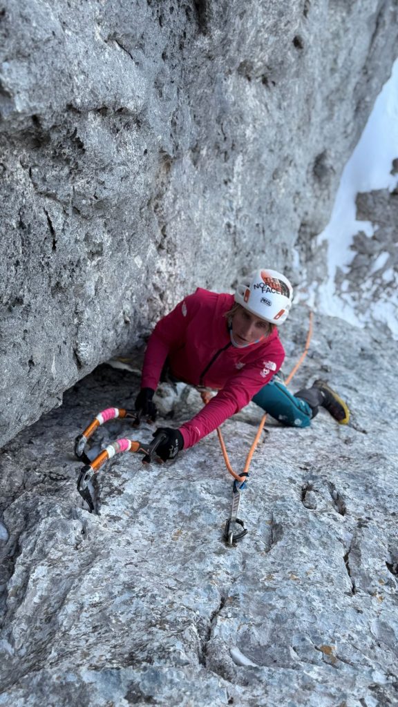 Fay Manners lungo Elles Aussi